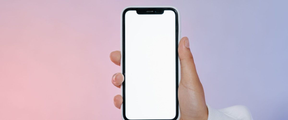 En hånd holder en telefon