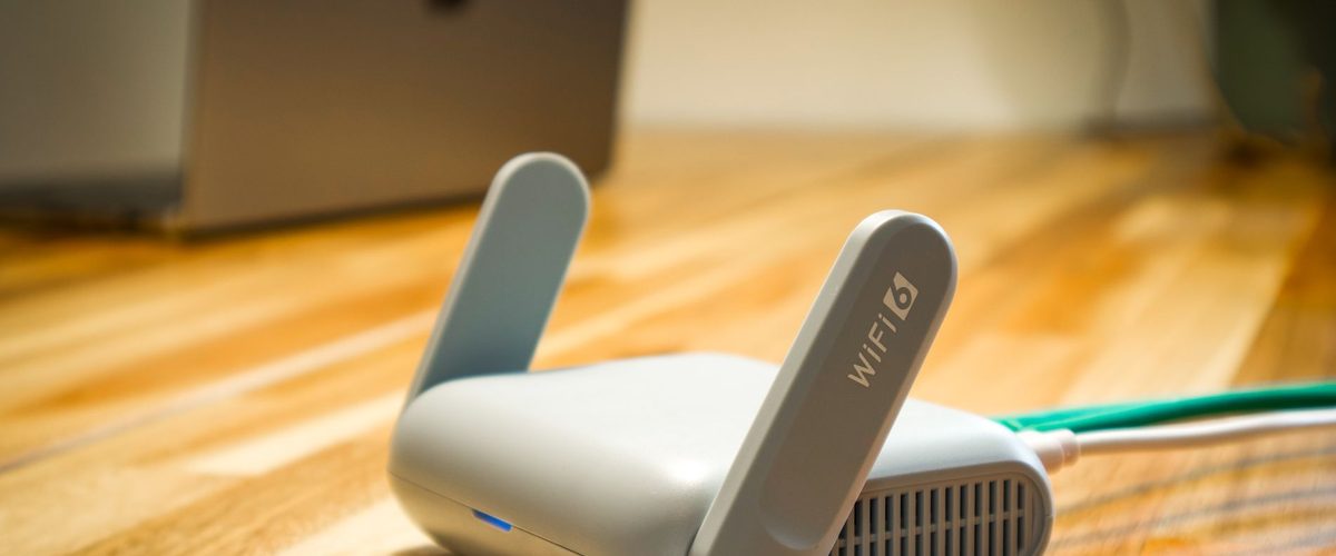 En Wi-Fi-router på et bord