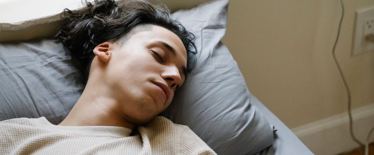 En teenager der sover i sin seng